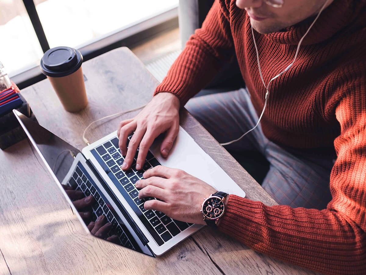 Nocode špecialista pracuje